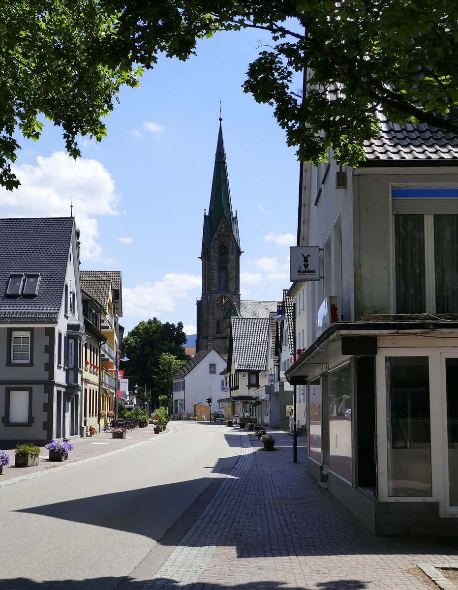 Hausach, Blick durch die Hauptstrae zur St.Mauritius-Kirche, Juni 2020