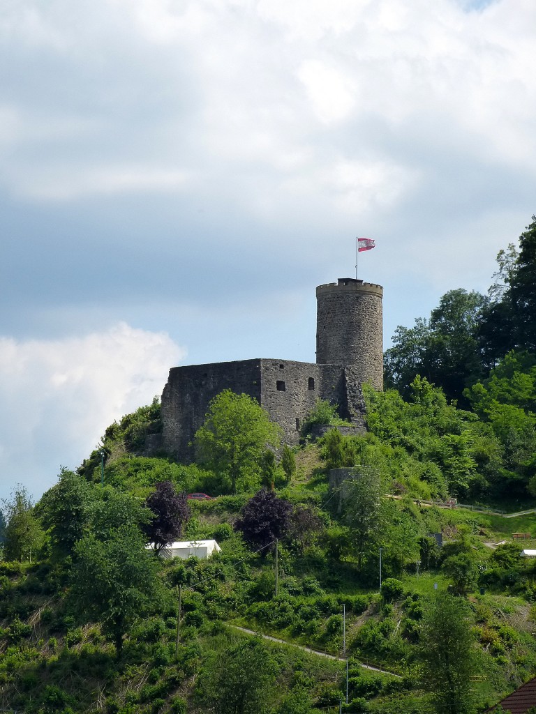 Hausach, Burgruine Husen, hoch ber der Stadt, geht zurck auf das 12.Jahrhundert, Juli 2013