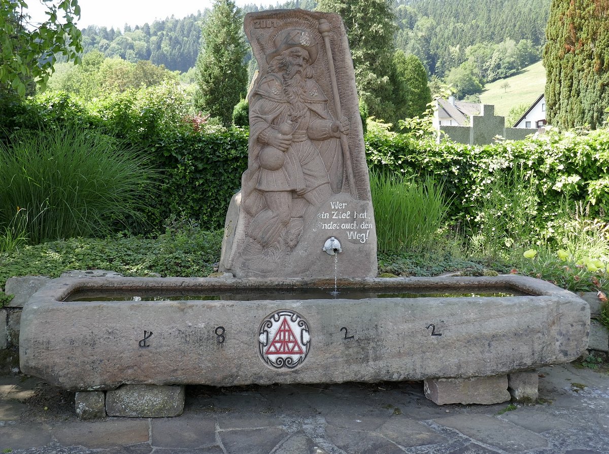 Hausach-Dorf, Brunnentrog von 1822, der Jakobspilger darber stammt von 2001 mit der Inschrift  Wer einZiel hat, findet auch den Weg , Juni 2020