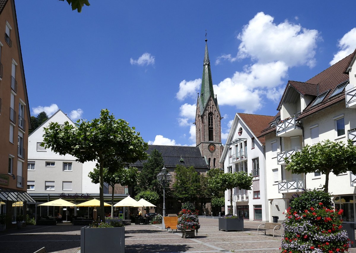 Hausach, der Klosterplatz mit der St.Mauritius-Kirche, Juni 2020