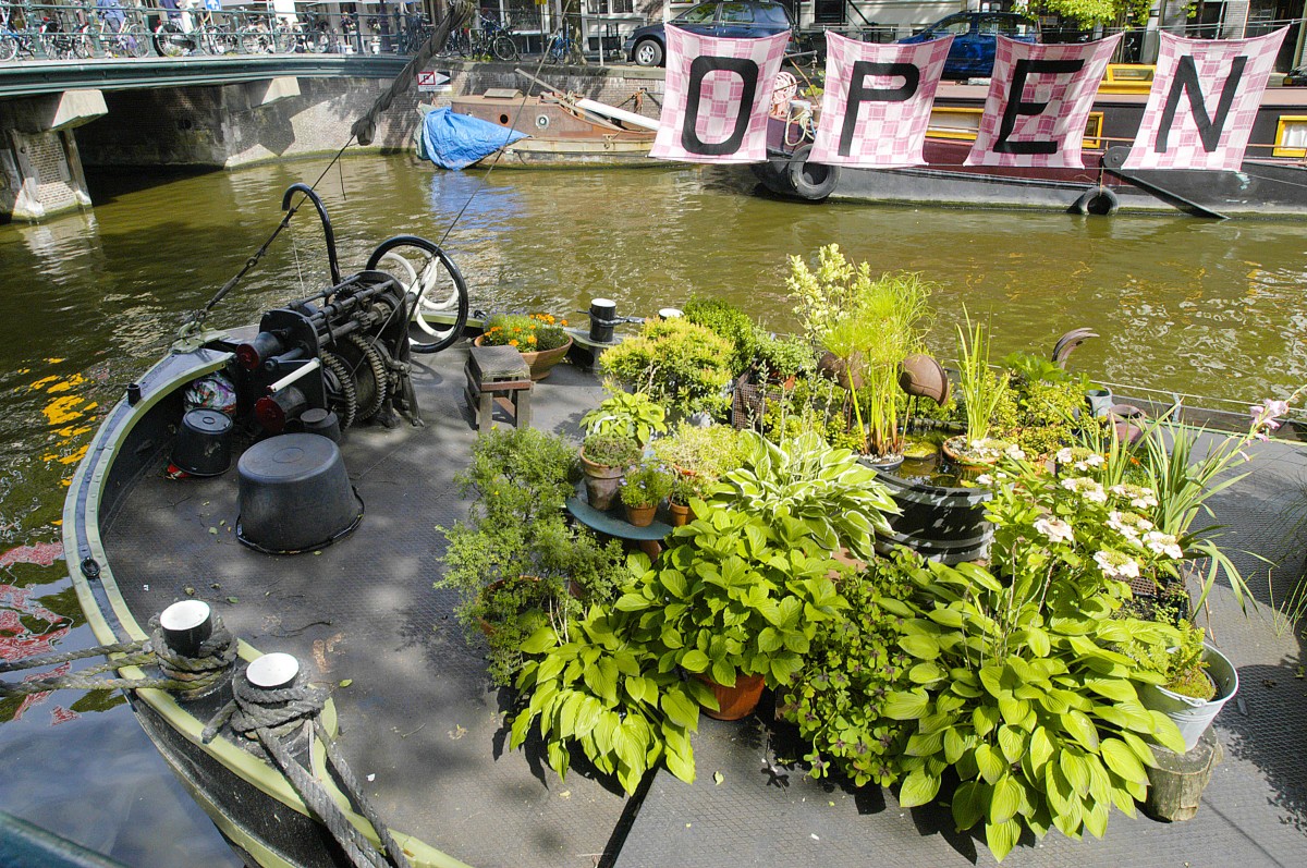 Hausboot mit Garten - Prinzengracht Amsterdam. Aufnahme: August 2008.