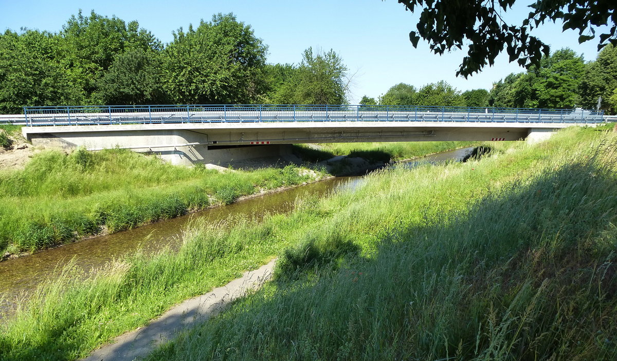 Hausen a. M., auf dieser Brcke berquert die Bundesstrae B31 die Mhlin nahe der Ortschaft, Mai 2017