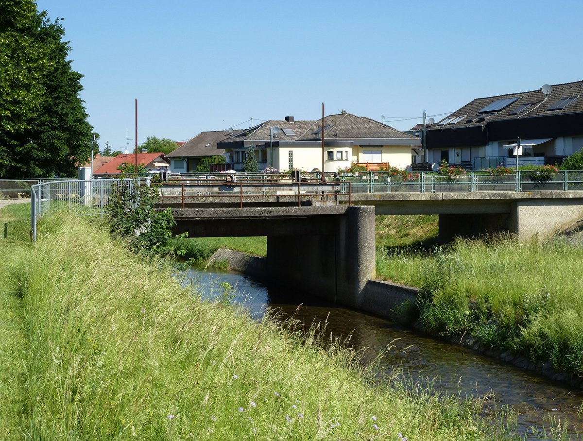 Hausen a.M., die Straenbrcke ber die Mhlin fhrt ins Ortszentrum, Mai 2017