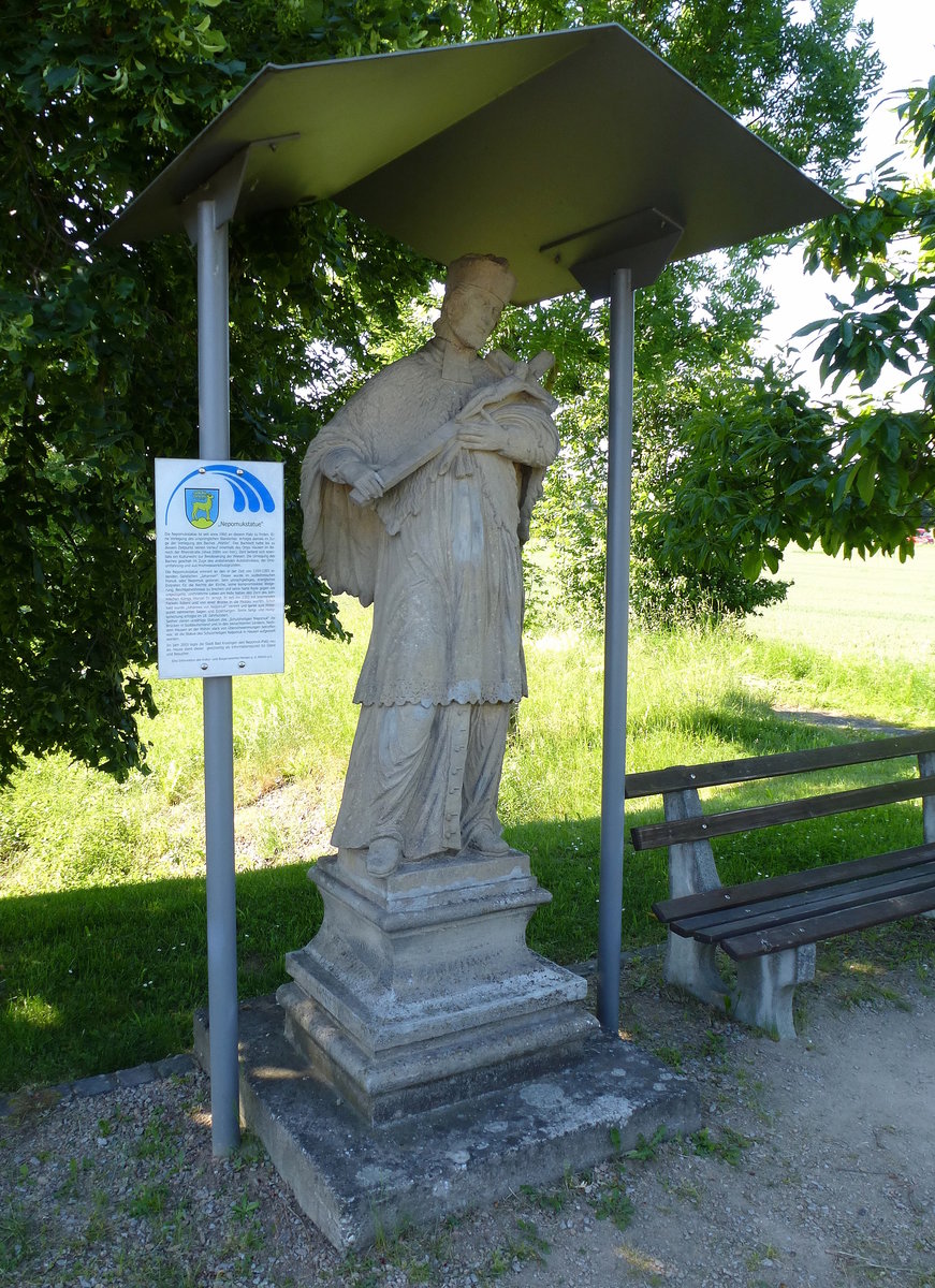 Hausen an der Mhlin, die historische Nepomukstatue steht seit 1960 am Ortseingang, Mai 2017