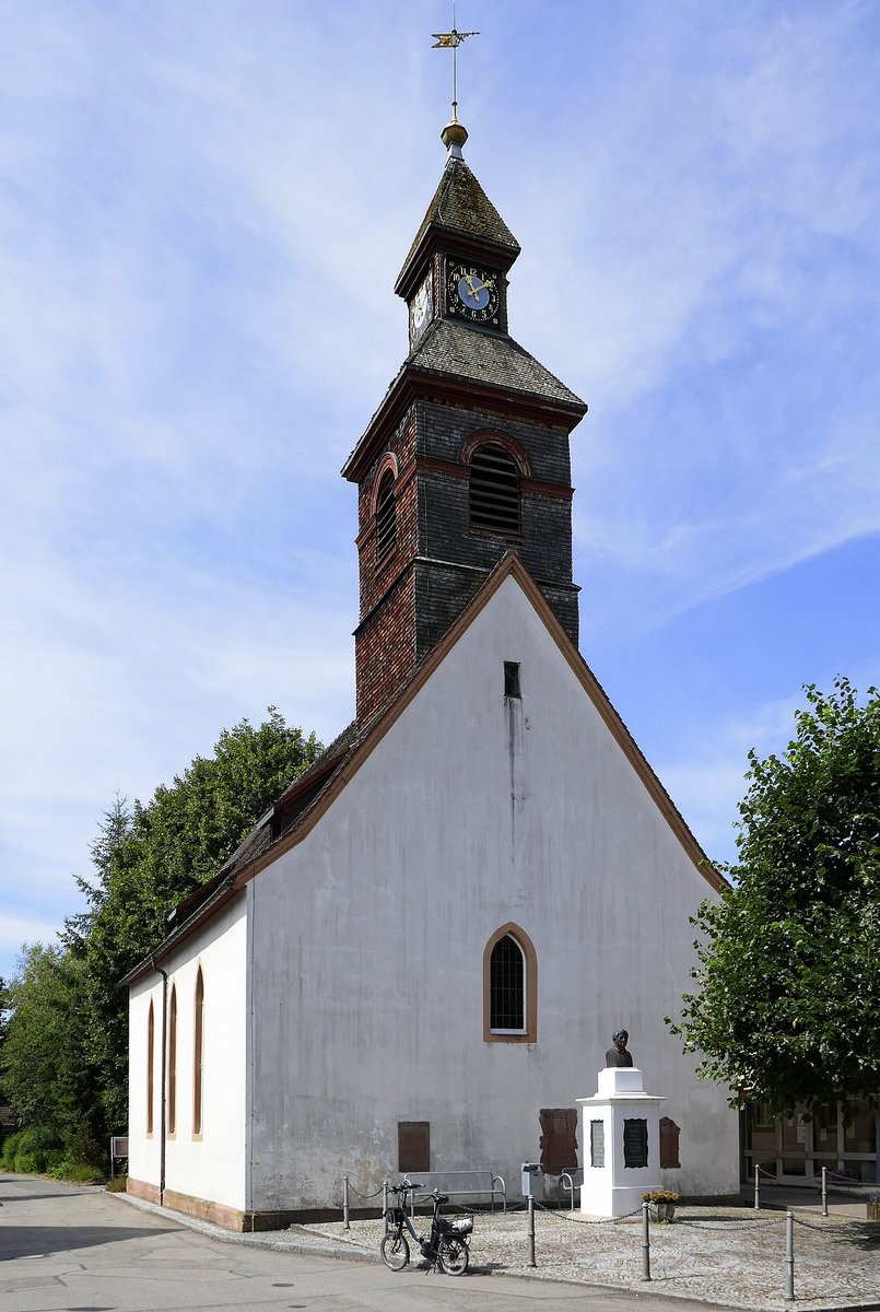 Hausen i. W., die evangelische Pfarrkirche, erbaut 1738, davor das Hebel-Denkmal, Juli 2020