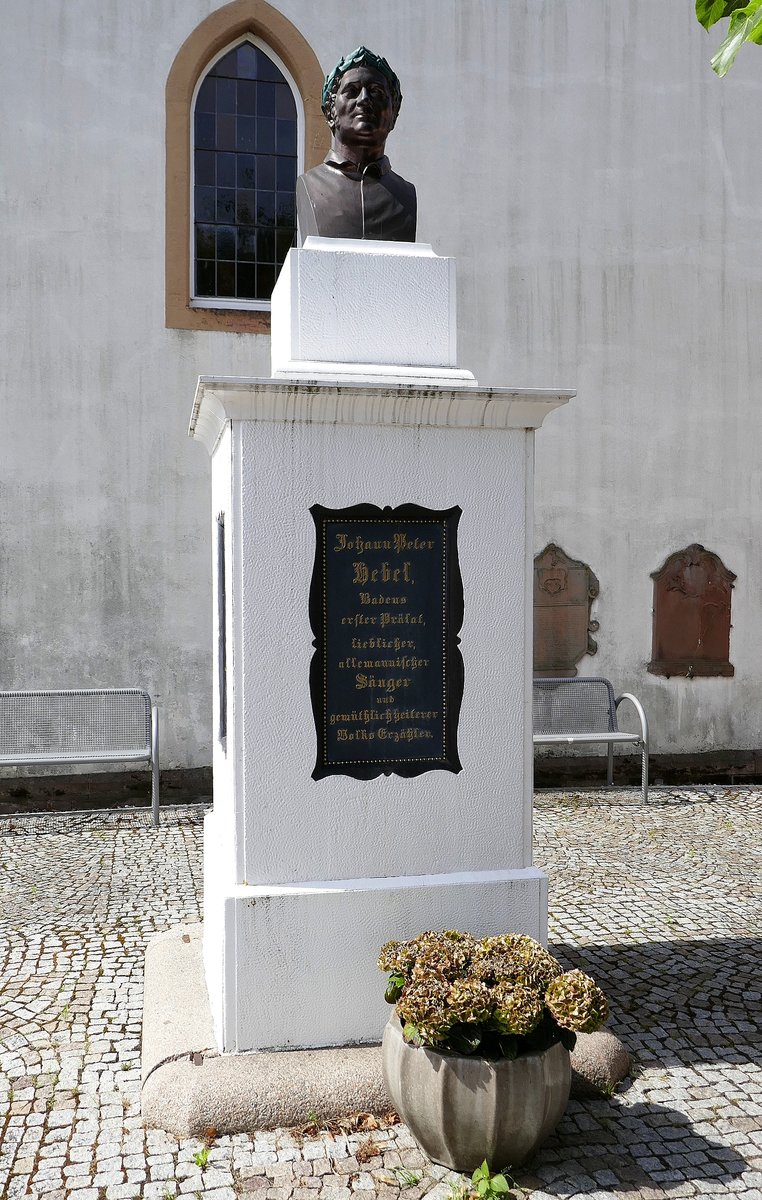 Hausen i.W., das Denkmal vor der evangelischen Kirche ist dem Dichter, Schriftsteller, Geistlichen und Lehrer Joh.Peter Hebel (1760-1826) gewidmet, Juli 2020