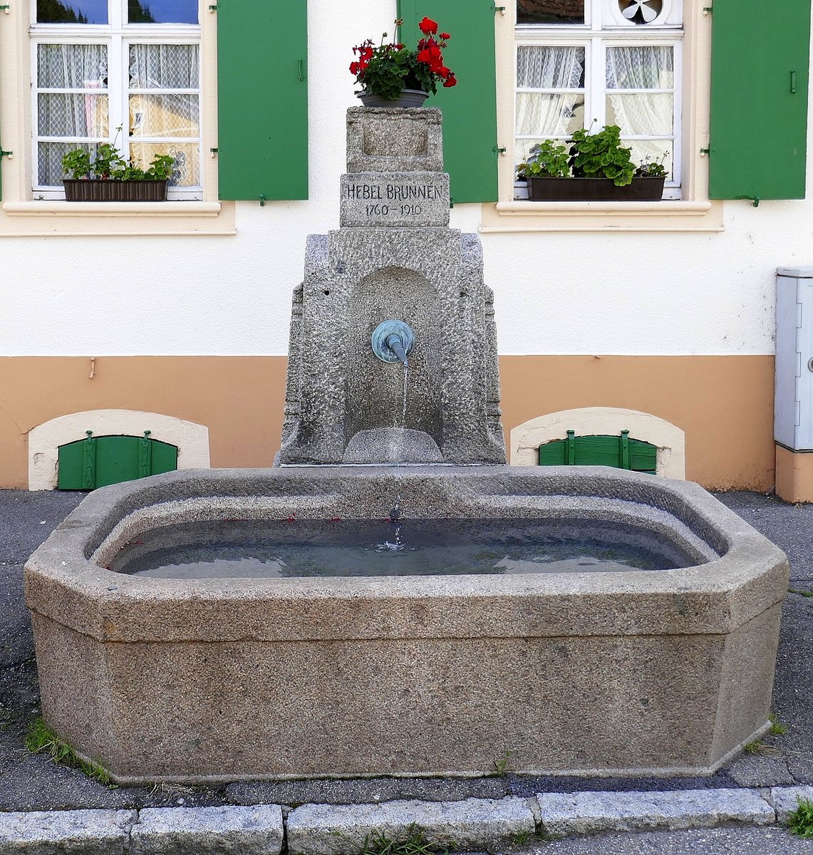 Hausen i.W., der Hebel-Brunnen von 1910 im alten Ortskern, Juli 2020