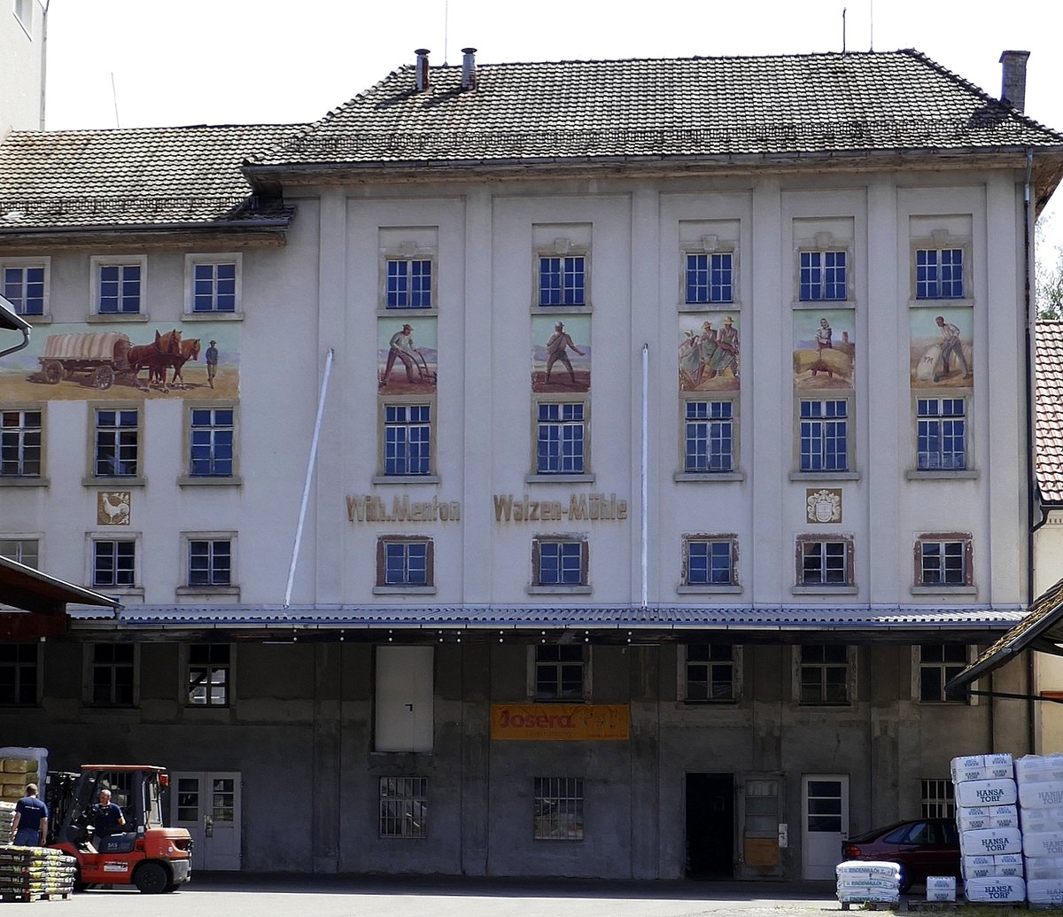 Hausen i.W., Walzenmhle Wilhelm Menton, das Gebude stammt von 1913, die Fassadenmalerei von 1939, war um 1970 die grte und modernste Industriemhle in Sdbaden, 1972 Betrieb eingestellt, Juli 2020