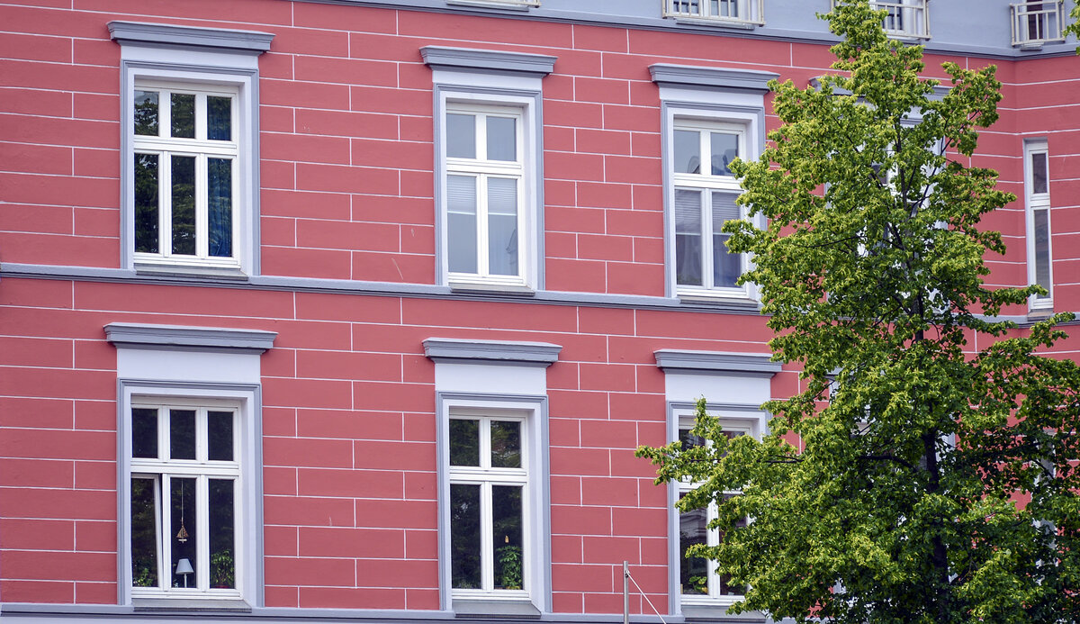 Hausfassade am Schweriner Pfaffenteich. Aufnahme: 17. Juni 2022.