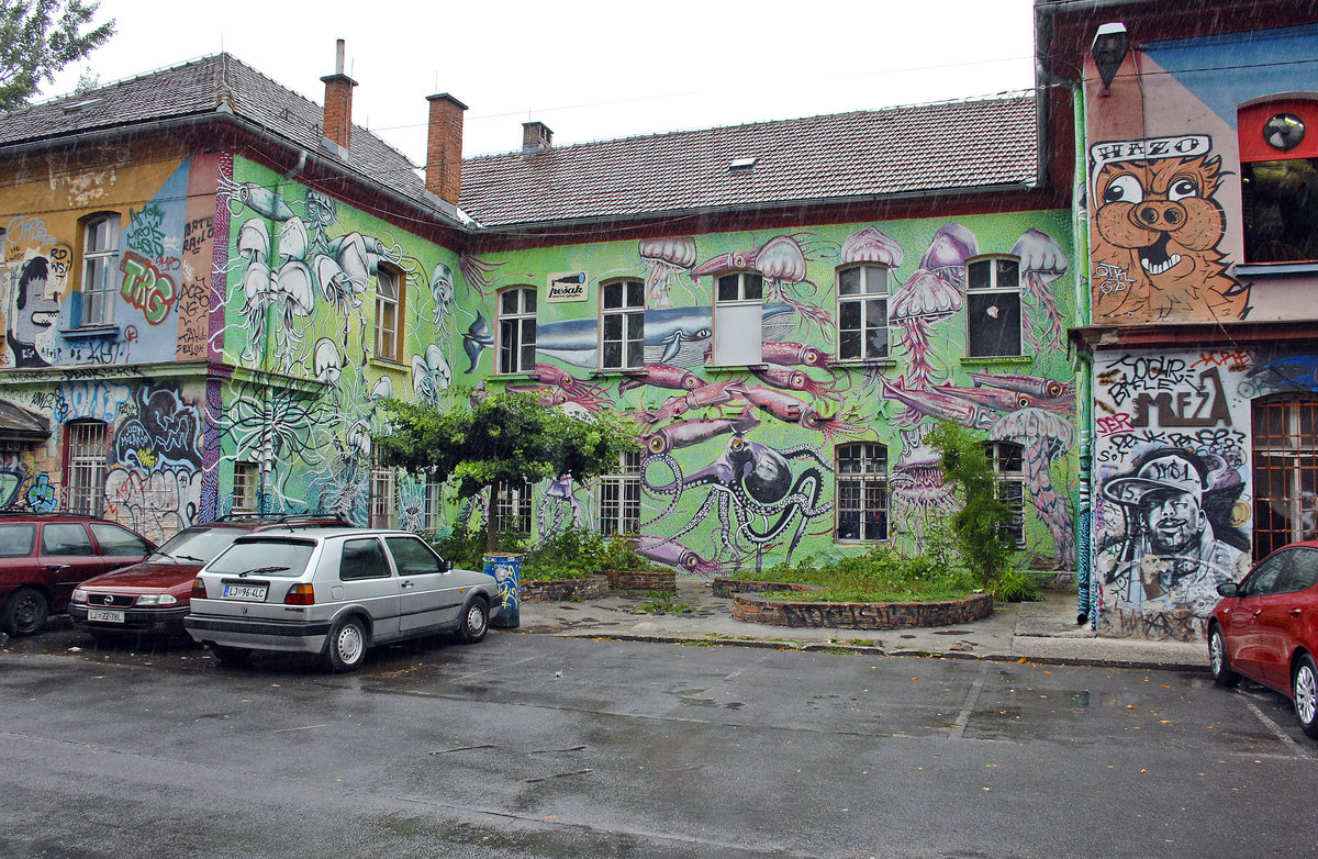 Hausfassade in der Freistadt Metelkova in Ljubljana. Aufnahme: 1. August 2016.