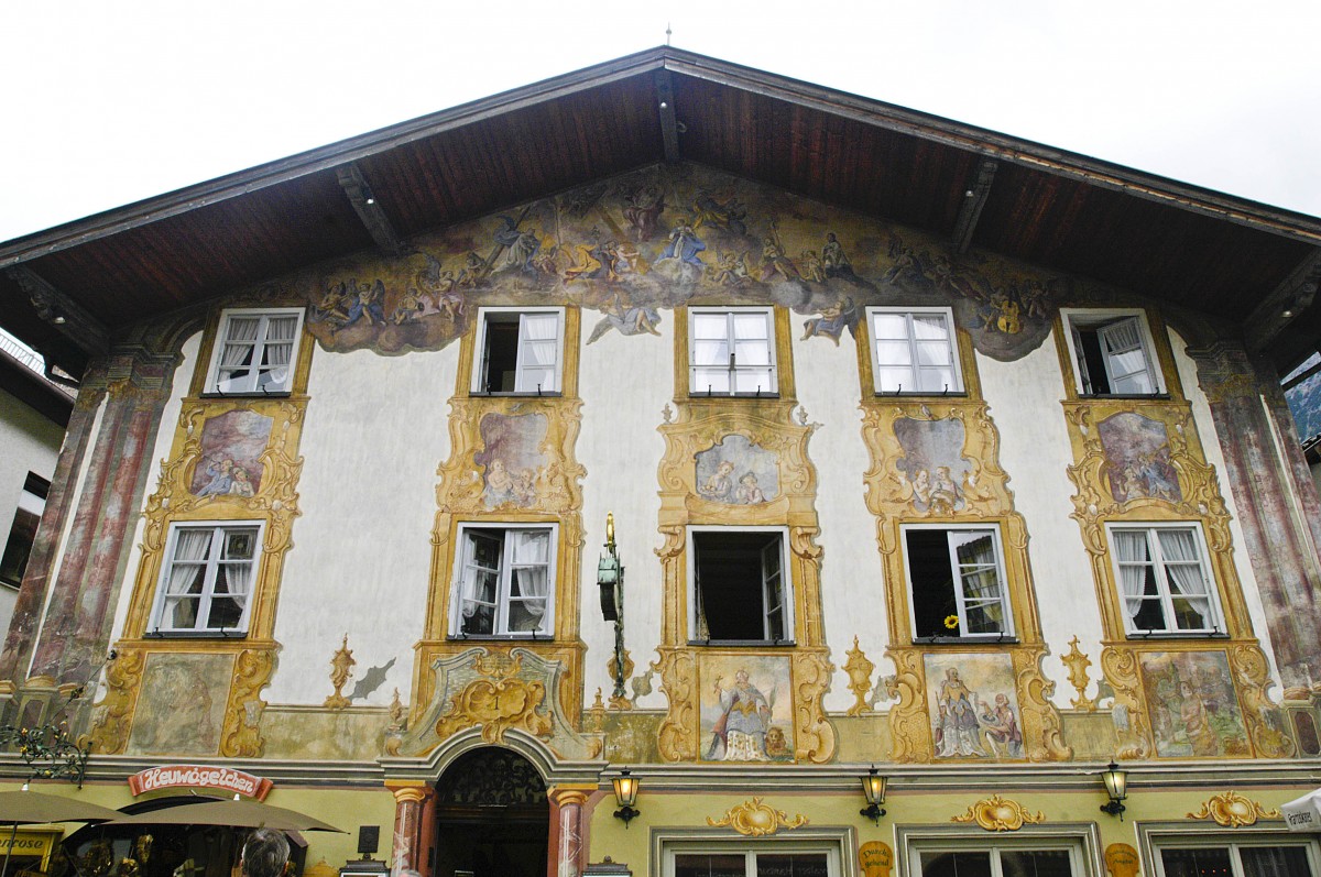 Hausfassade in Mittenwald in Oberbayern - Neben den christlichen Motiven erzhlen viele Szenen der Lftlmalerei auf den Hausfassaden vom Alltagsleben der Menschen. Aufnahme: Juli 2008.