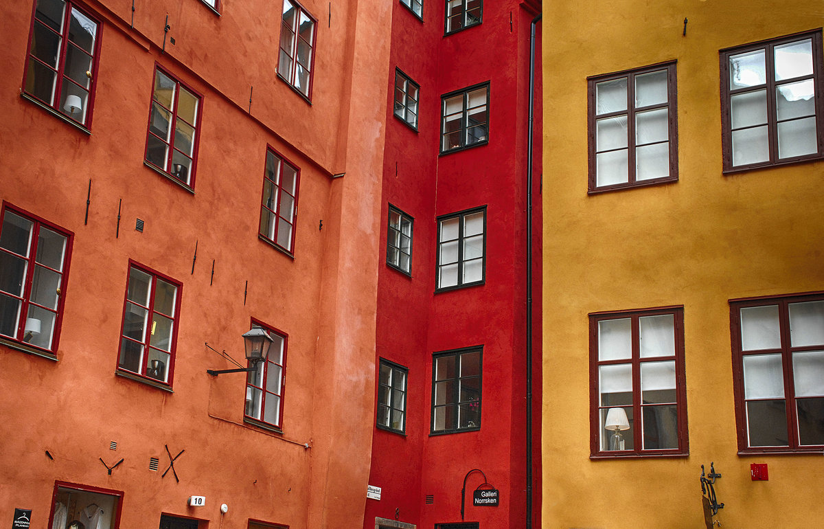 Hausfassaden in der Altstadt von Stockholm. Das deutsche Erbe findet sich in Gamla Stan fast berall: Zum Beispiel als Inschrift ber vielen Hauseingngen wie am Stortorget-Platz im Zentrum, an dem zudem das Haus der Brse liegt.
Aufnahme: 25. Juli 2017.