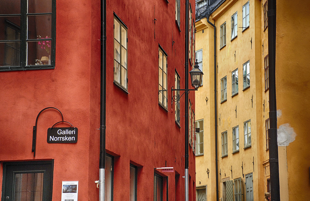 Hausfassaden in der Altstadt von Stockholm. Enge Gassen, alte Kirchen, ehrwrdige Kaufmannshuser, hohe Speicher und beeindruckende Adelspalste sind Merkmale der Gamla Stan.
Aufnahme: 25. Juli 2017.