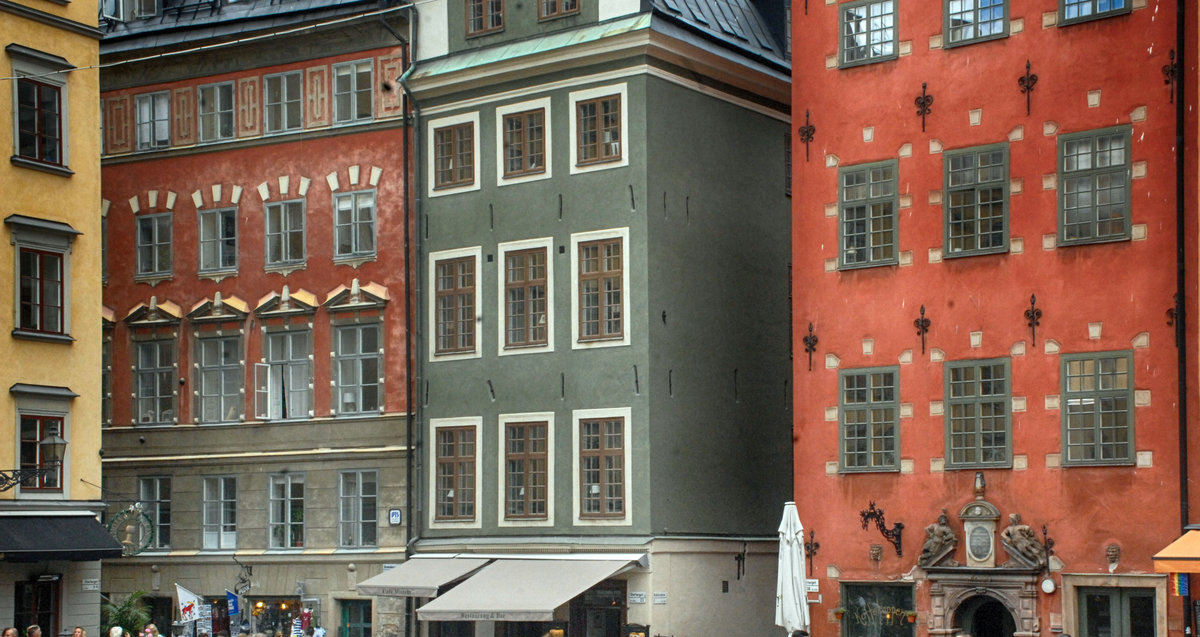 Hausfassaden am Stortorget in der Altstadt Gala Stan von Stockholm. Aufnahme: 28. Juli 2017.