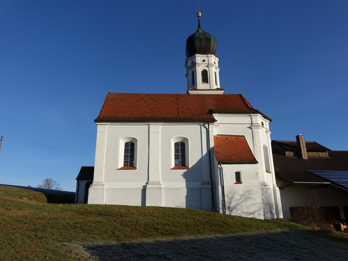 Haushausen, kath. Filialkirche St. Georg und St. Benedikt, Saalkirche mit Pilastergliederung, nrdlichem Chorflankenturm mit oktogonalem Aufsatz und Zwiebelhaube, erbaut von 1700 bis 1705 (27.12.2015)
