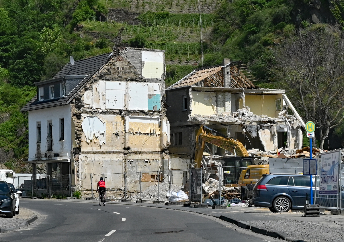 Hausruine im Ahrtal bei Mayscho. 2 Jahre nach der Flutkatastrophe immer noch hufiger Anblick links und rechts der Ahr - 28.05.2023