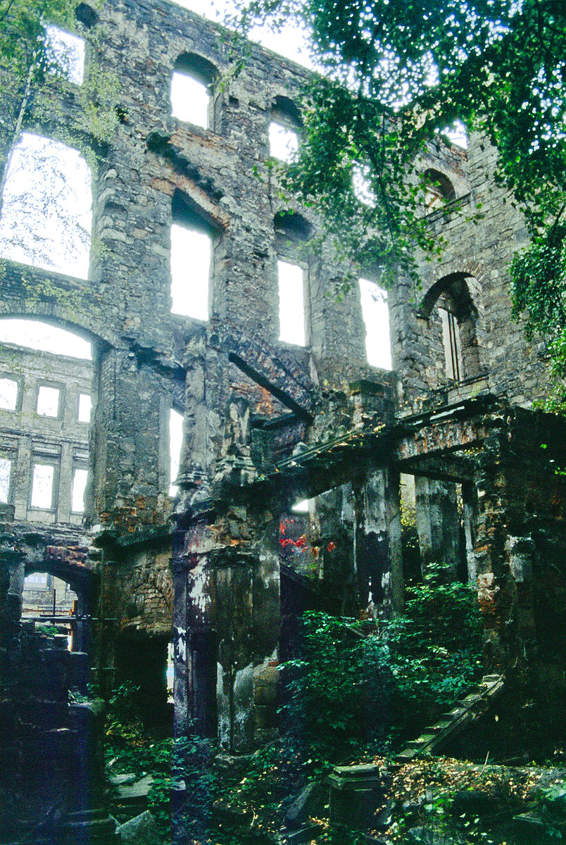 Hausruine an der Frauenkirche in Dresden. Bild vom Dia. Aufnahme: Oktober 1992.