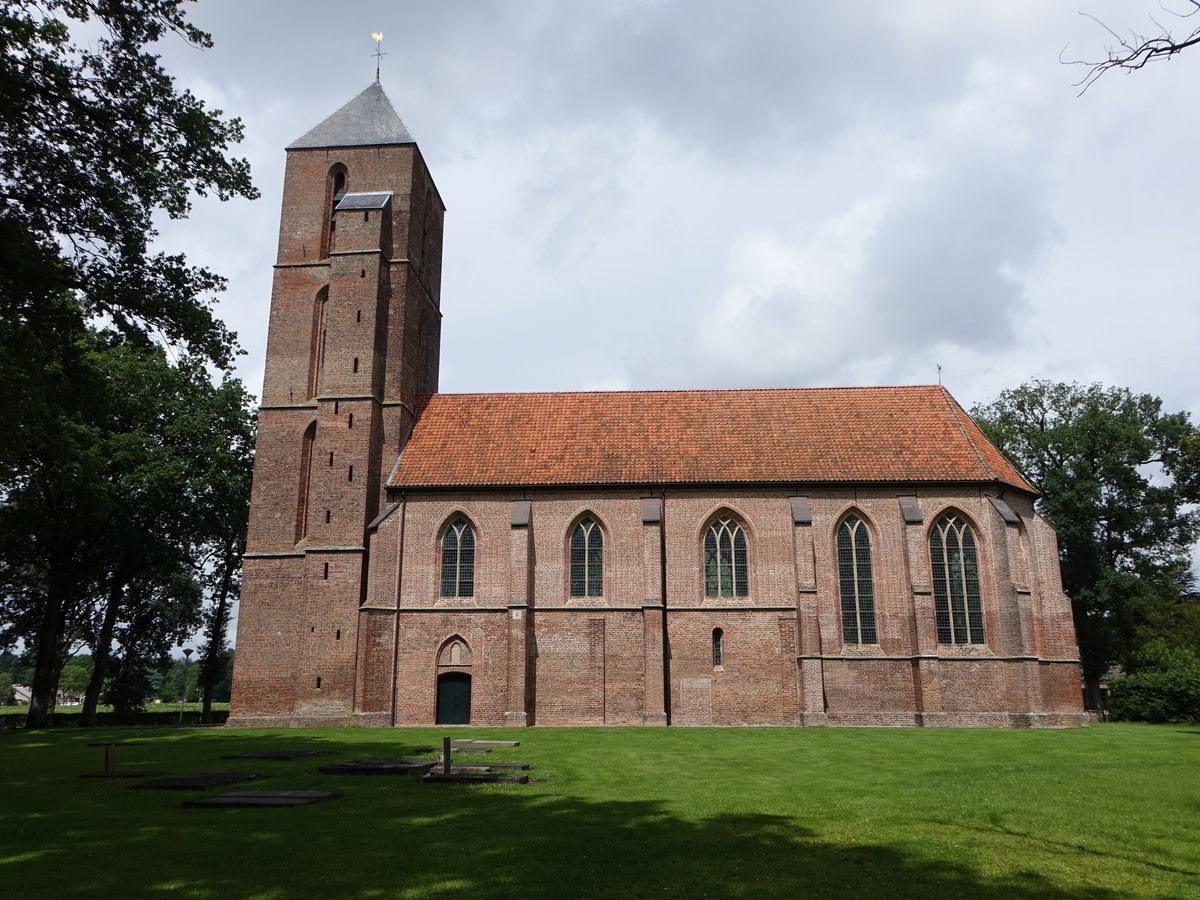 Havelte, Niederl. Ref. St. Clemens Kirche, Kirchturm von 1410, Schiff und Chor erbaut im 15. Jahrhundert (24.07.2017)