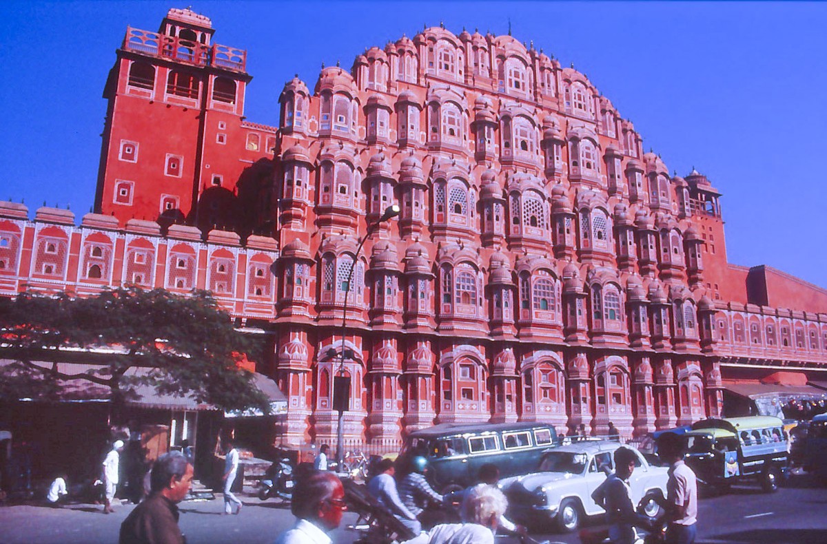 Hawa Mahal - Der Palast der Winde, ein Teil des Stadtpalastes in Jaipur. Aufnahme: Oktober 1988 (Bild vom Dia).