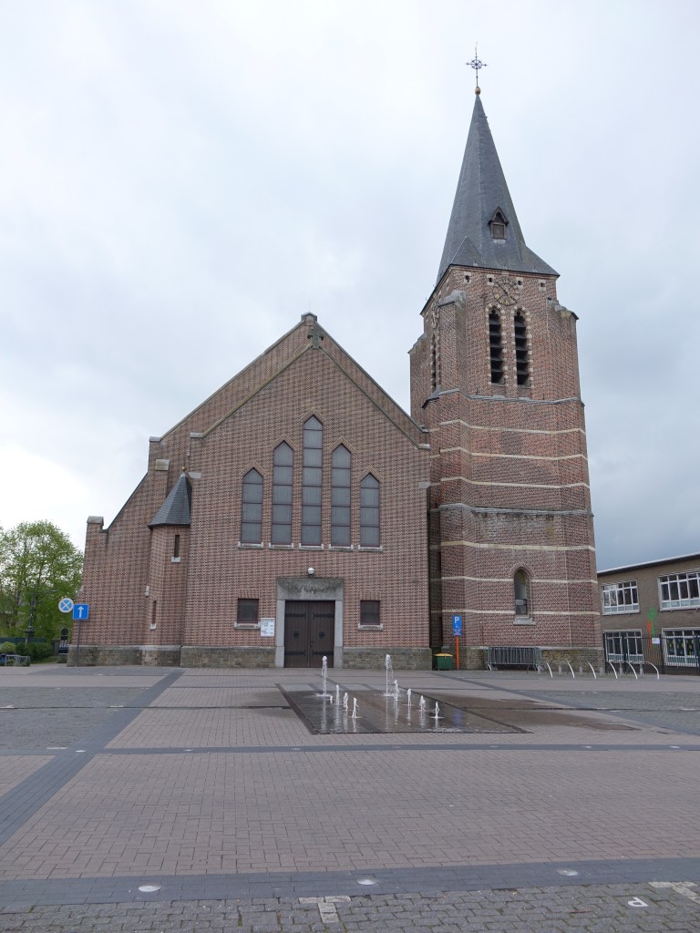 Hechtel, St. Lambertus Kirche, erbaut 1837, erweitert von 1930 bis 1939 durch J. Vandendael, sptgotischer Turm von 1500 (25.04.2015)