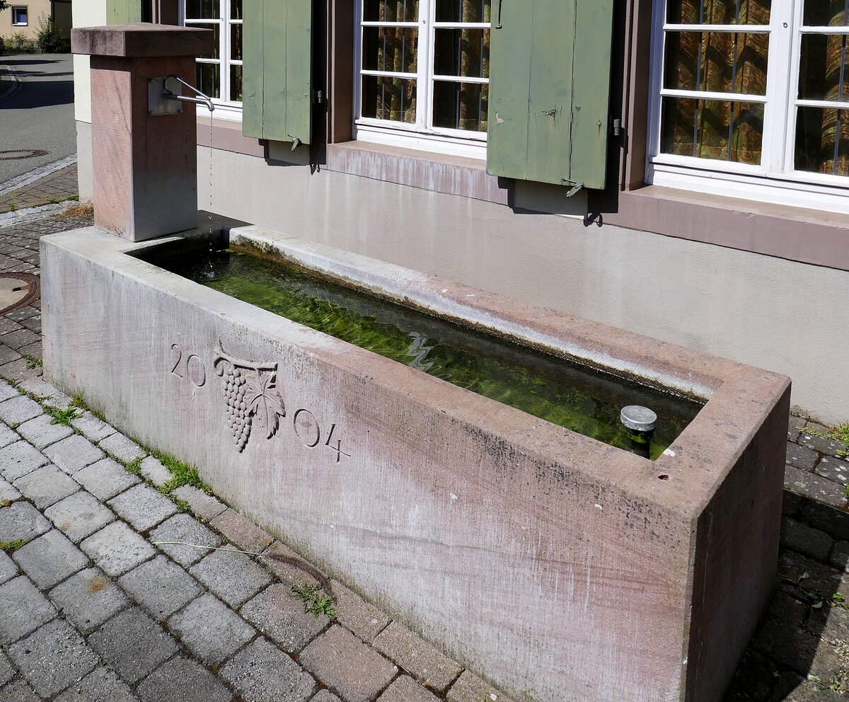 Hecklingen, 2004 aufgestellter Brunnen neben dem Gasthaus Adler , Juli 2022