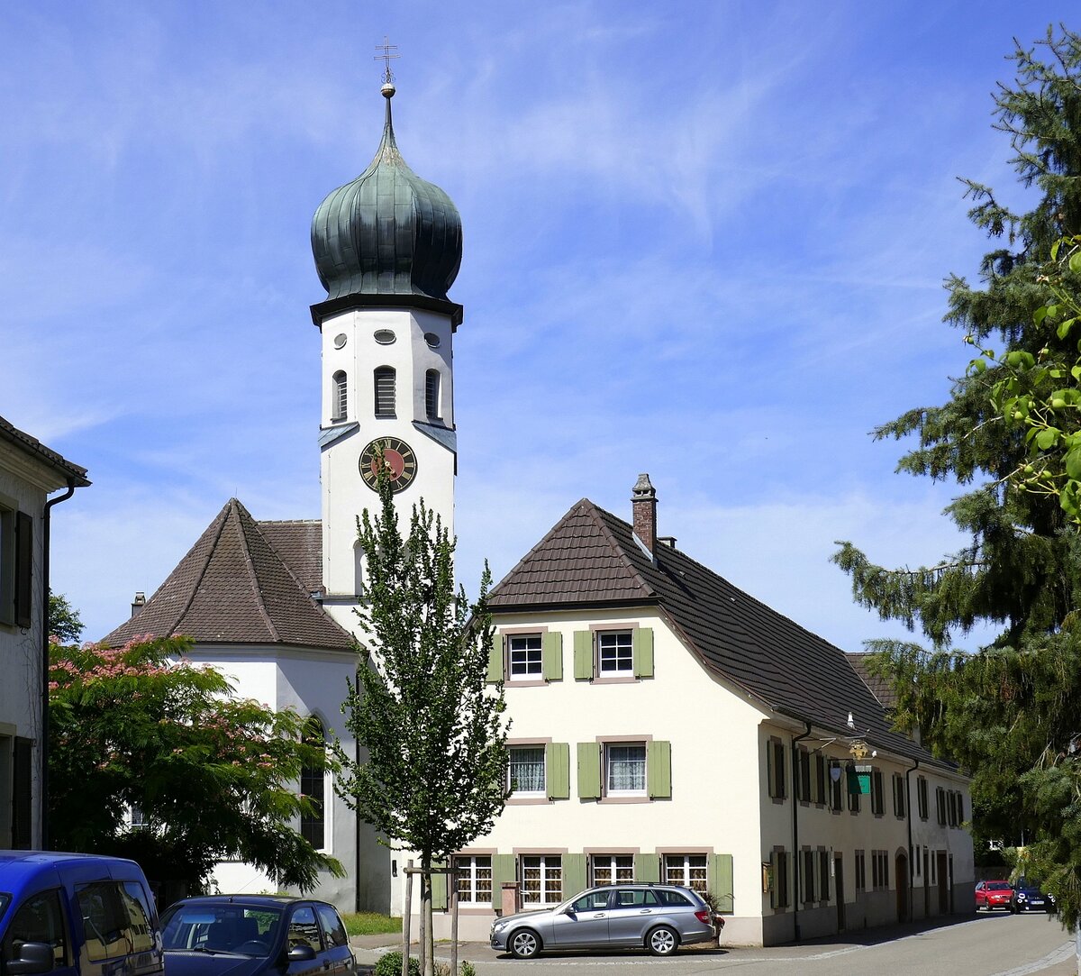 Hecklingen, Blick auf St.Andreas-Kirche und Gasthaus  Adler , Juli 2022