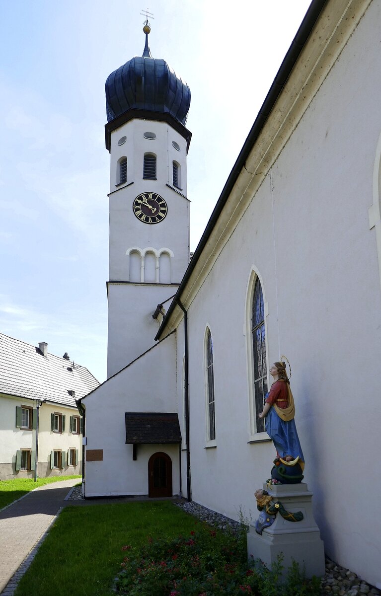 Hecklingen, Nordseite der St.Andreas-Kirche mit der Marienstatue, Juli 2022