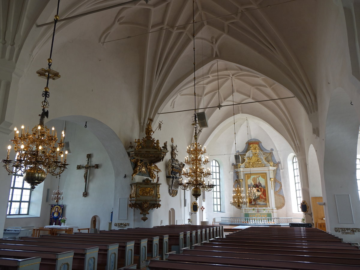 Hedemora, Innenraum der Ev. Kirche, barocke Kanzel von 1727, Gemlde von Olof Gerdman, Kronleuchter aus Skultuna Messing, Altar von  Mrten Eskil Winge (16.06.2016) 