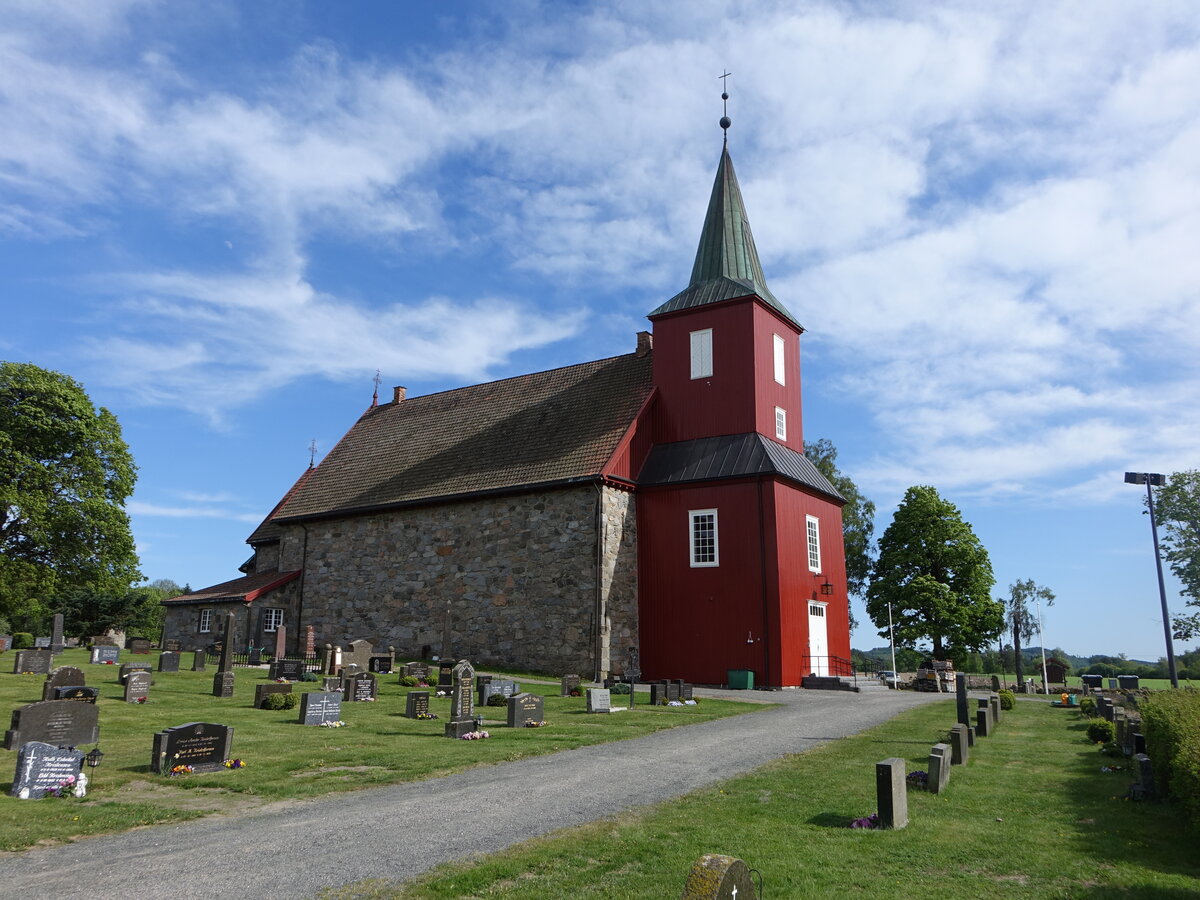 Hedrum, evangelische Kirche, romanische Steinkirche aus dem Mittelalter, erbaut um 1100, Kirchenschiff verlngert 1666, Glockenturm von 1859 (28.05.2023)