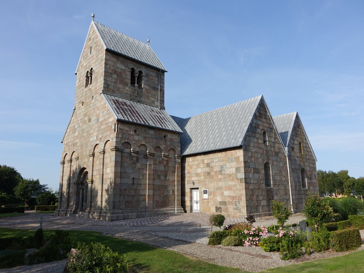 Hee, romanische Ev. Kirche, erbaut im 12. Jahrhundert aus Granitquadern (25.05.2019)