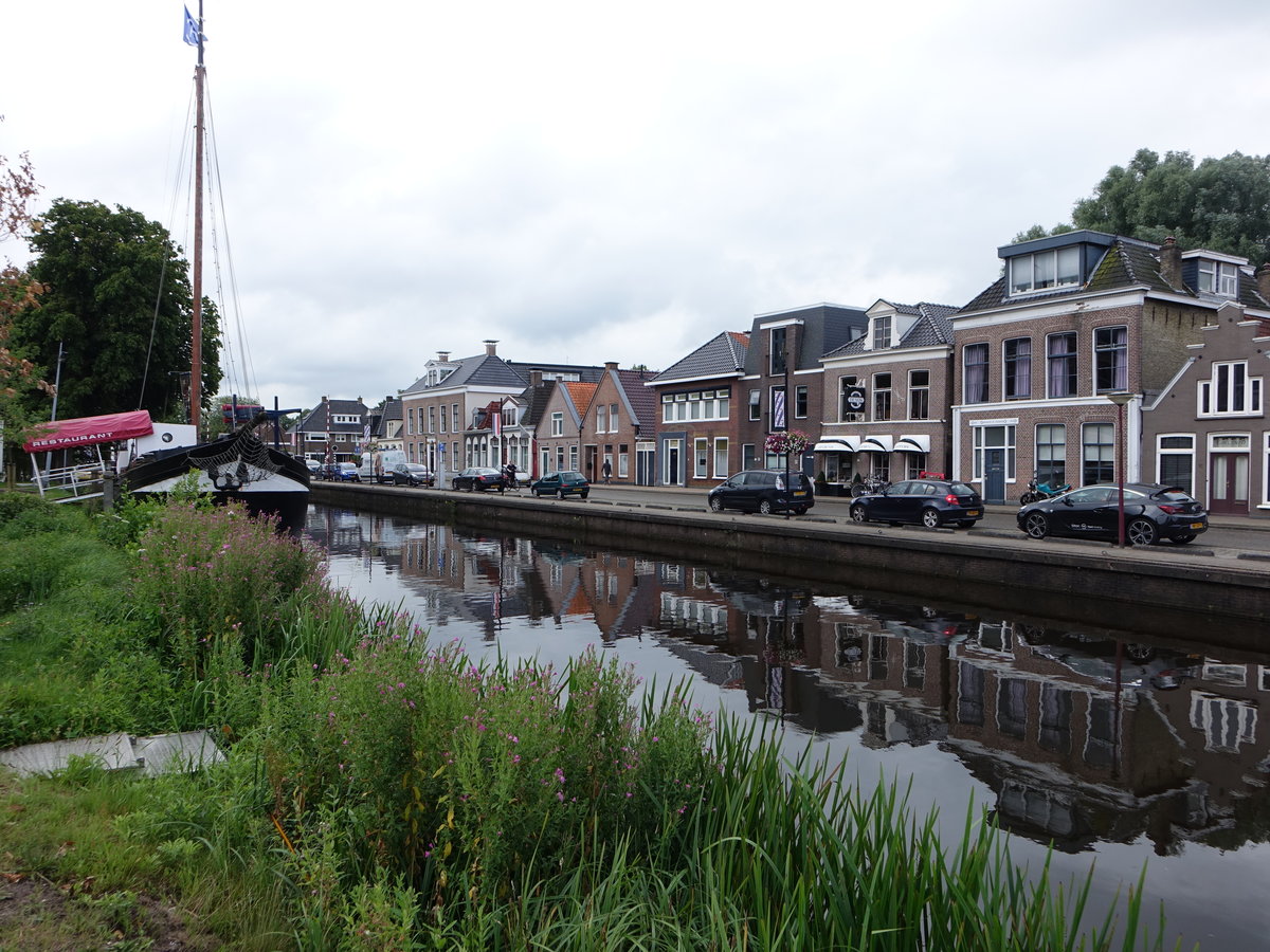 Heerenveen, alte Huser am Kanal Herenwal im Zentrum (25.07.2017)