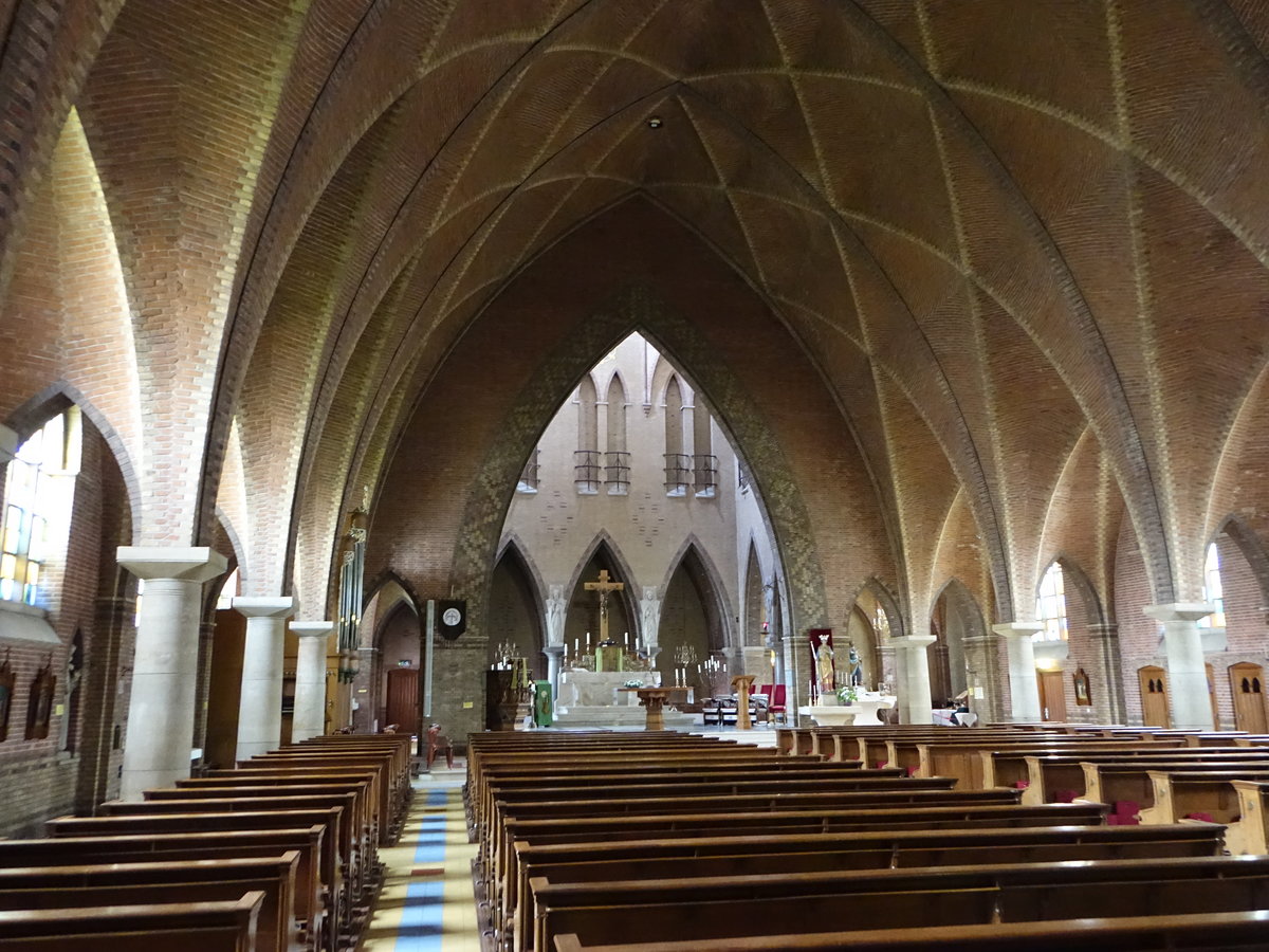 Heerenveen, Innenraum der kath. Hl. Geist Kirche, Kanzel vom Bildhauers Friedrich Wilhelm Mengelberg (25.07.2017)