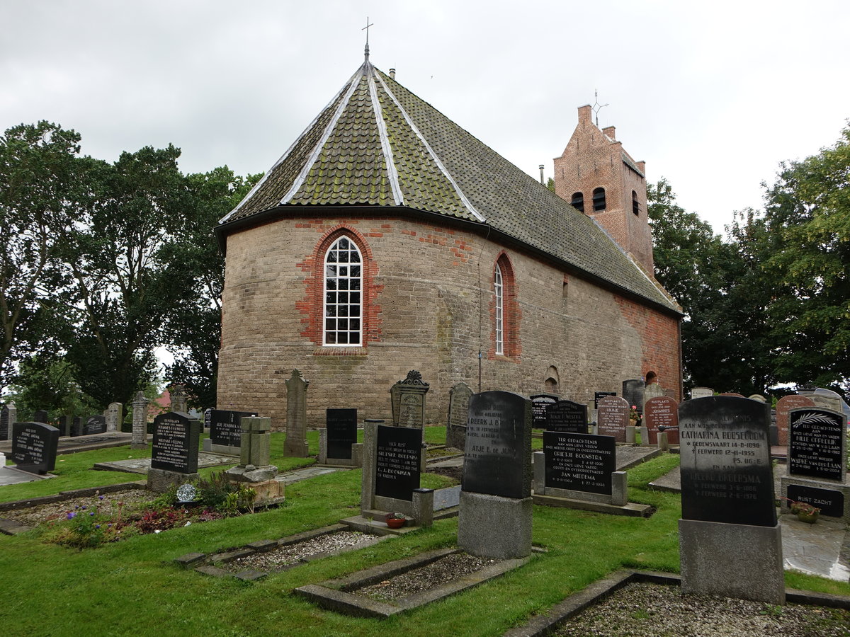 Hegebeintum, niederl. Ref. Kirche, kleine Tuffsteinkirche erbaut im 12. Jahrhundert (27.07.2017)
