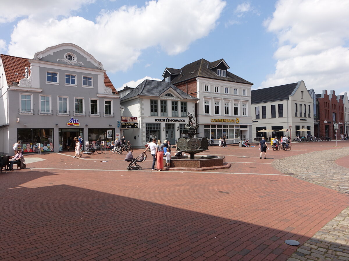 Heide, Huser und Ventilbrunnen am Marktplatz (24.07.2021)