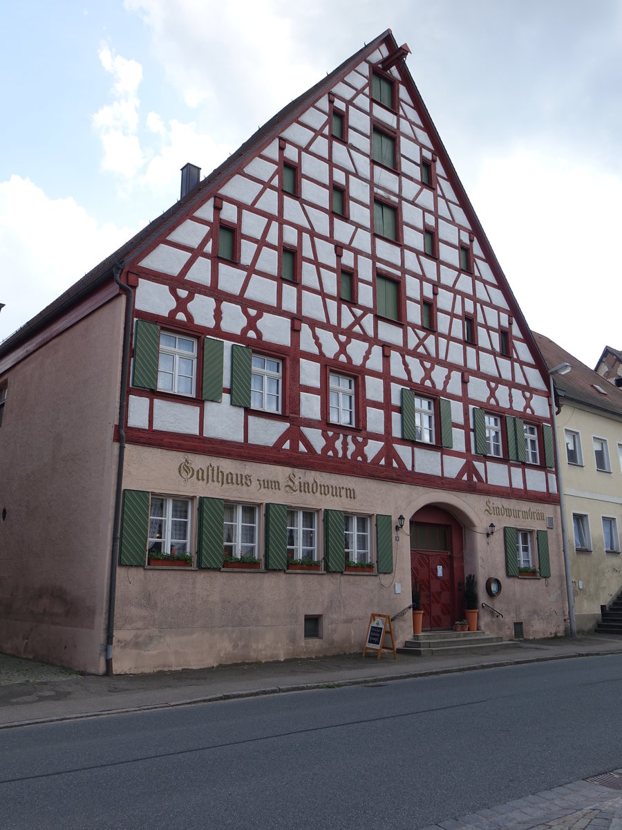 Heideck, Gasthaus zum Lindwurm, stattlicher Giebelbau, erbaut im 18. Jahrhundert (26.05.2016)