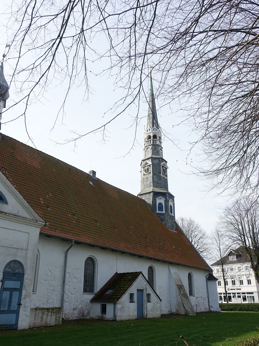 Heide/Holstein am 10.4.2023: Die St.-Jrgen-Kirche ist eine evangelisch-lutherische Kirche in Heide (Holstein). Sie steht an zentraler Stelle an der Sdwestecke des Marktplatzes.