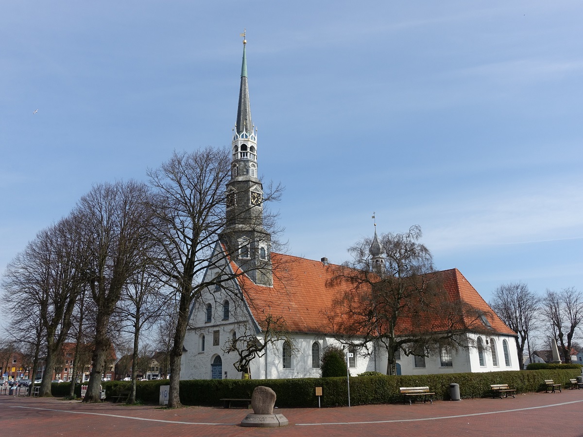 Heide/Holstein am 10.4.2023: Die St.-Jrgen-Kirche ist eine evangelisch-lutherische Kirche in Heide (Holstein). Sie steht an zentraler Stelle an der Sdwestecke des Marktplatzes.