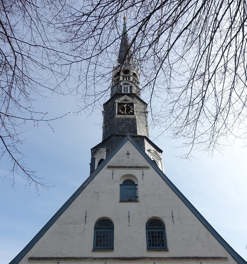 Heide/Holstein am 10.4.2023: Giebel und Turm der evangelisch-lutherische  St.-Jürgen-Kirche in der Südwestecke des Marktplatzes.