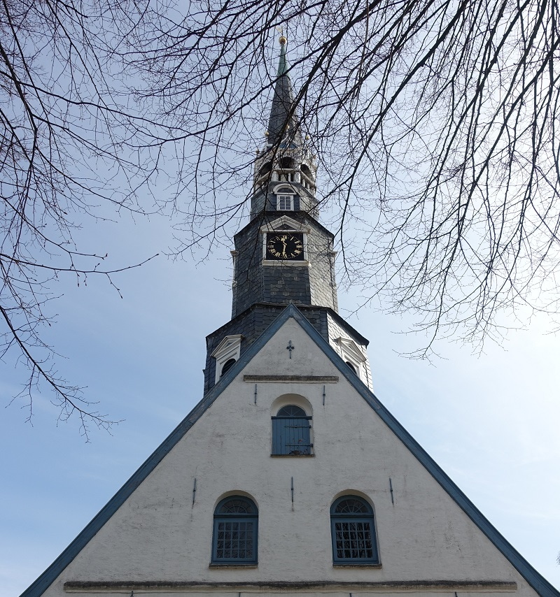 Heide/Holstein am 10.4.2023: Giebel und Turm der evangelisch-lutherische  St.-Jrgen-Kirche in der Sdwestecke des Marktplatzes.