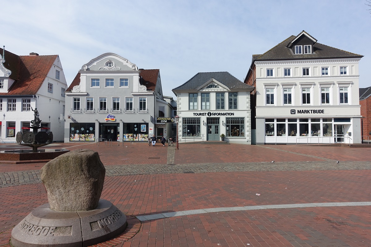 Heide/Holstein am 10.4.2023: Huserzeile am Markt ,  vorn links der Gedenkstein mit den 3 Eggen (Ortsteile) Norder-, Sder- und steregge, sie bestehen bis zum heutigen Tag, 1462 wurden die Eggen zum ersten Mal schriftlich erwhnt /