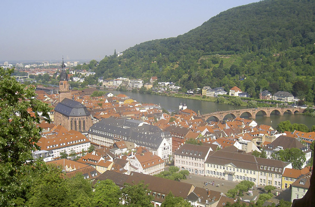 Heidelberg vom Schloss aus gesehen. Aufnahme: Juli 2005.