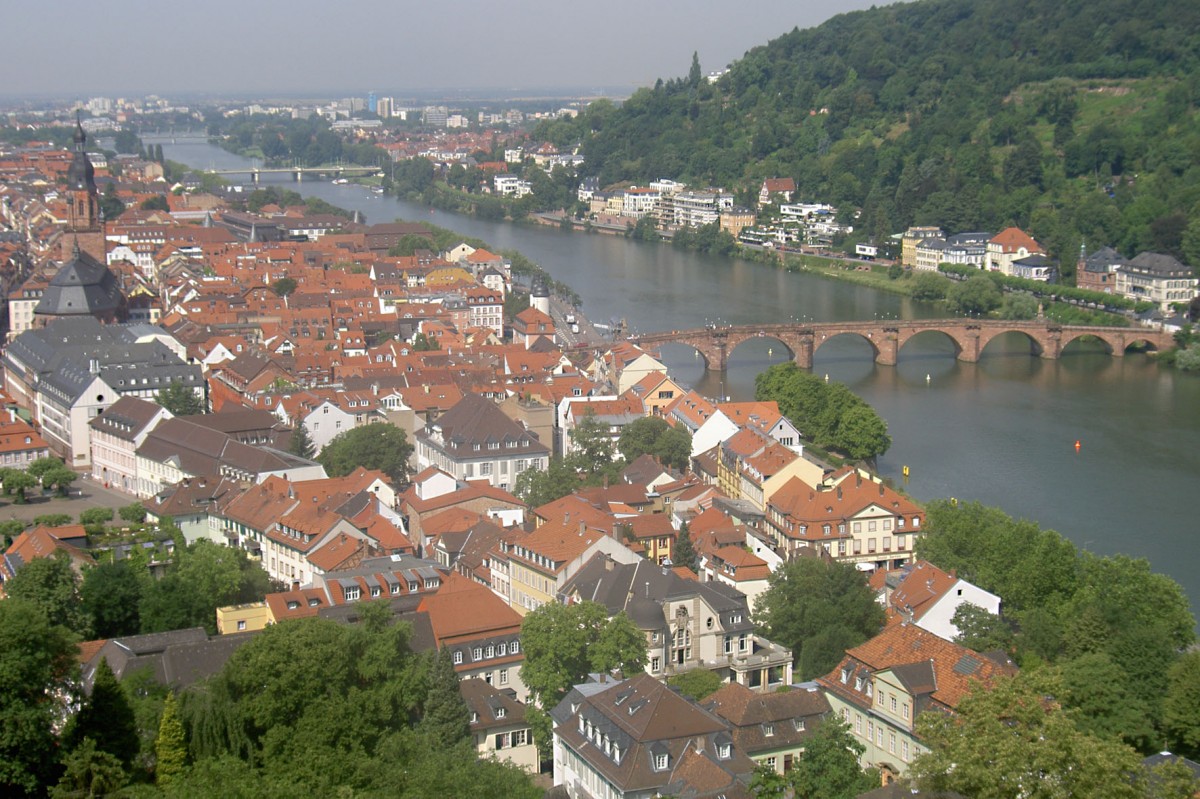 Heidelberger Altstadt, der Neckar und die Alte Brcke in Heidelberg. Aufnahme: Juli 2005.