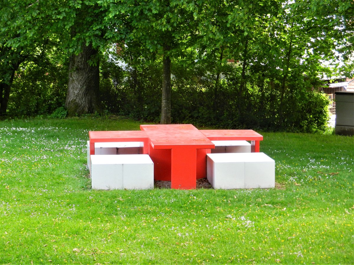 Heiden, Kurpark. Einer von vier  Tischen für private Friedensgespräche  des Ausserrhoder Künstlers H. R. Fricker - 02.06.2014