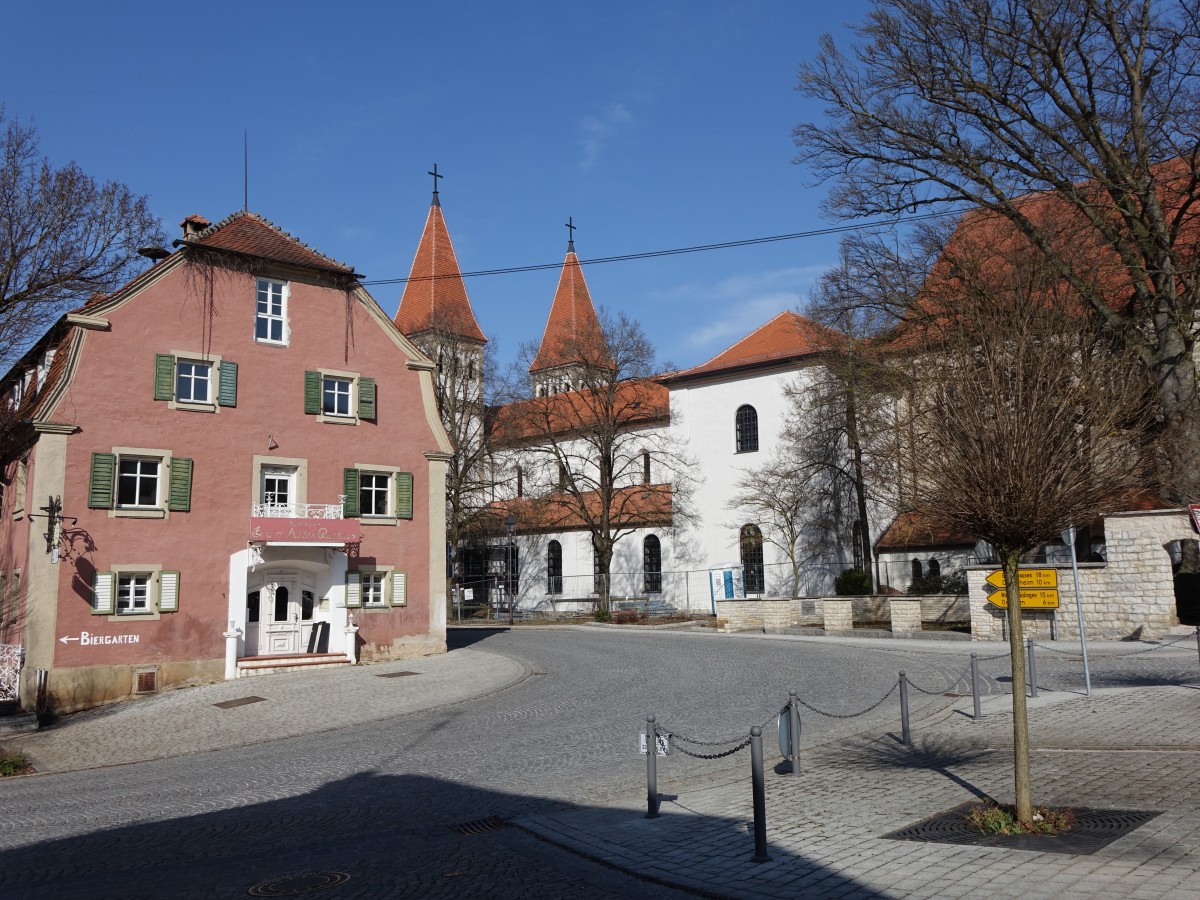 Heidenheim am Hahnenkamm, ehem. ansbachisches Amtsgericht und Mnster St. Wunibald am Marktplatz (18.03.2015)