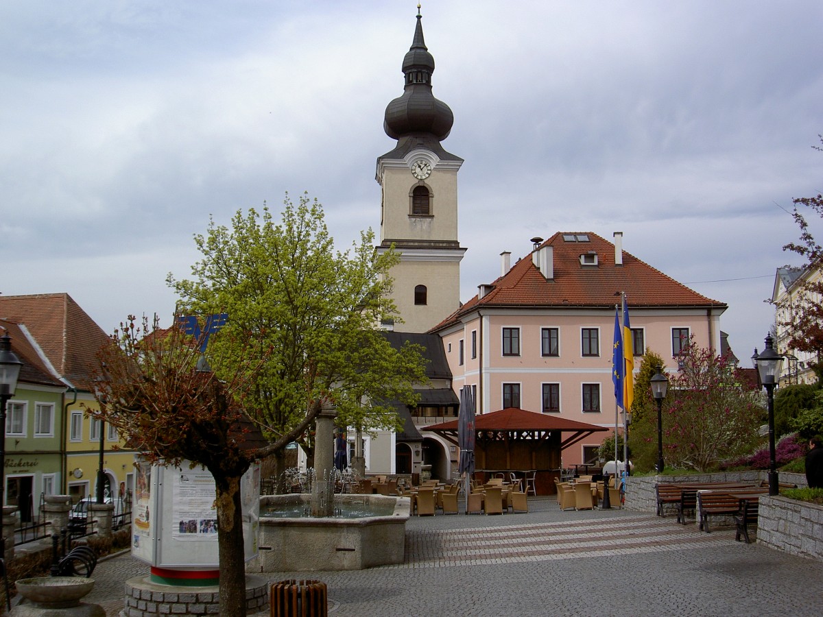 Heidenreichstein, Hauptplatz mit St. Margaretha Kirche (18.04.2014)