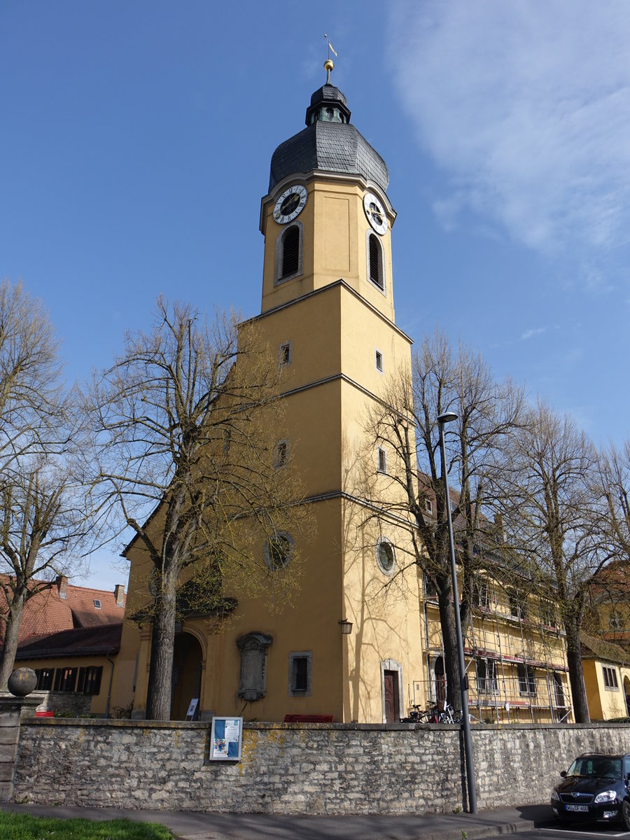 Heidingsfeld, Evangelisch-lutherische Pfarrkirche St. Paul, Zweischiffige Staffelhalle mit Satteldach und eingezogenem Dreiseitchor mit Mansardwalmdach, seitlicher Fassadenturm mit verschieferter Zwiebelhaube, Neobarock, erbaut von 1912 bis 1913 (15.04.2018)