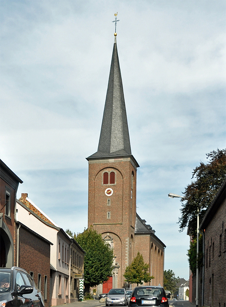 Heilig-Kreuz-Kirche im Ortskern von Gro Vernich - 02.10.2013