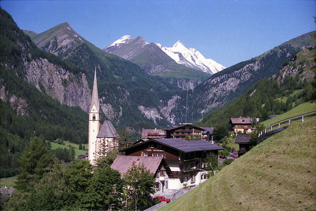 Heiligenblut am Groglockner (digitalisiertes Fotonegativ). Aufnahme: August 1984.