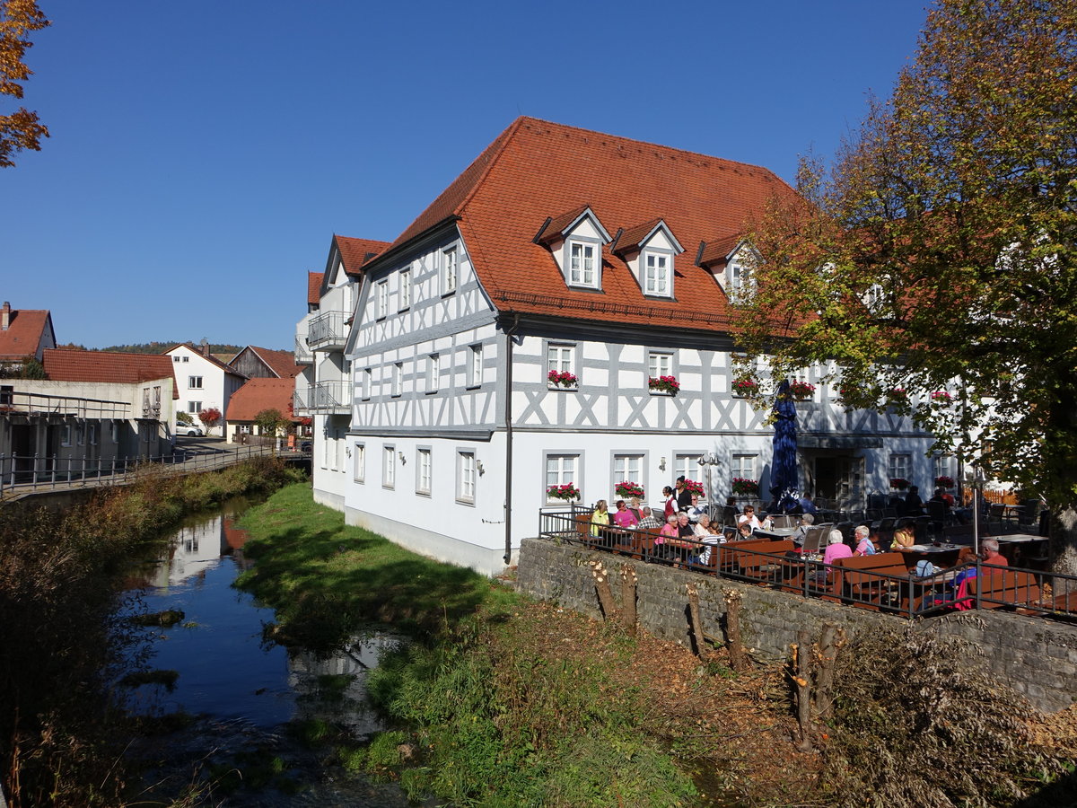 Heiligenstadt, Gasthaus Heiligenstadter Hof, Halbwalmdachbau mit Fachwerkobergeschoss, erbaut im 18. Jahrhundert (13.10.2018)