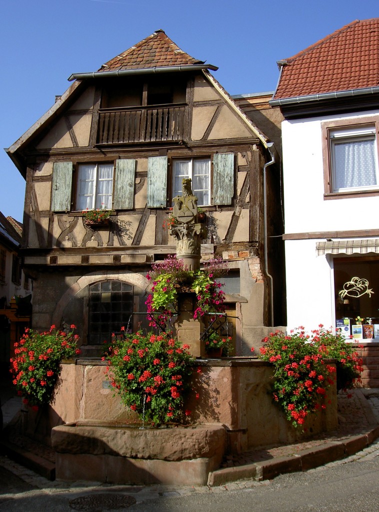 Heiligenstein, Fontaine de l´Ours aus dem 16. Jahrhundert am Marktplatz (04.10.2014)